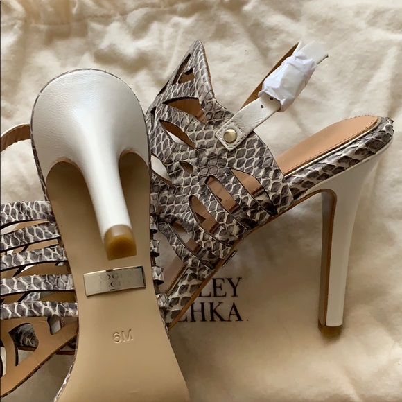 Badgley Mischka leather snakeskin sandals! - Picture 7 of 7